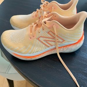 Womens New Balance Vongo Running shoes, size 7-1/2 wide, excellent condition